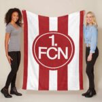 1. FC Nürnberg rot-weißer vertikaler Hintergrund Fleecedecke – Decke