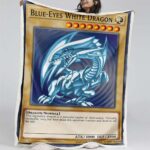 Blaue Augen, weißer Drache, dunkle Duellgeschichten Decke – Fleecedecke