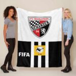 FC Ingolstadt 04 mit schwarz-weißem Hintergrund Fleecedecke – Decke