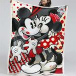 Mickey Mouse und Minnie Mouse umarmen und küssen sich gerne Decke – Fleecedecke