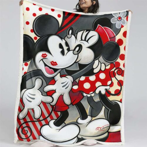 Mickey Mouse und Minnie Mouse umarmen und küssen sich gerne Decke - Fleecedecke