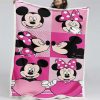 Minnie Maus und Mickey Maus küssen sich liebevoll Decke - Fleecedecke
