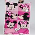 Minnie Maus und Mickey Maus küssen sich liebevoll Decke – Fleecedecke