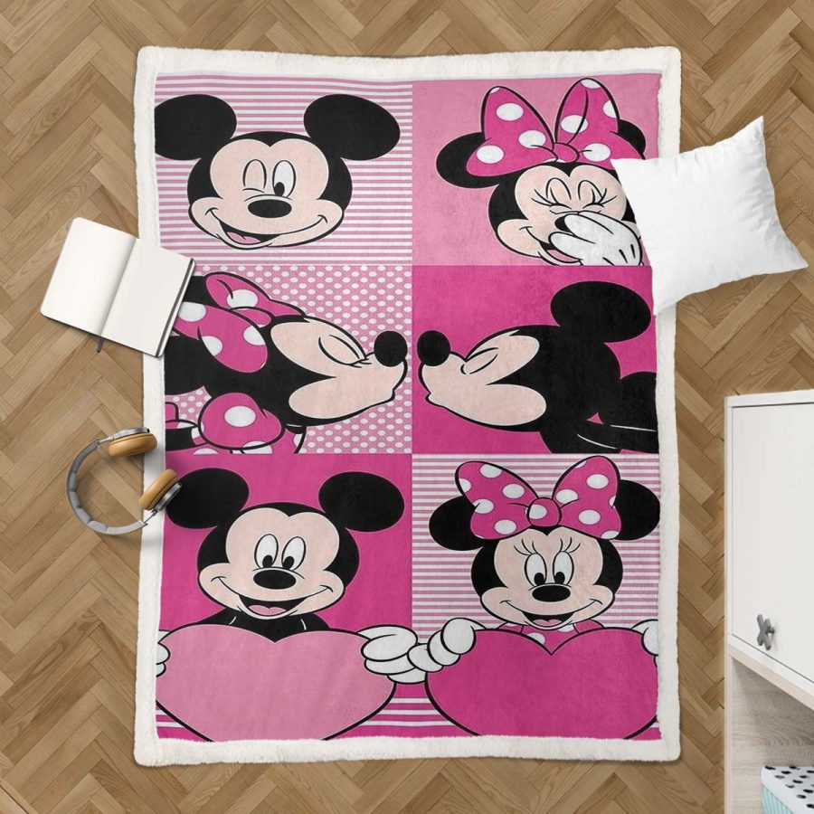 Minnie Maus und Mickey Maus küssen sich liebevoll Decke - Fleecedecke – Bild 3