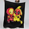Pikachu und Deadpool Decke - Fleecedecke