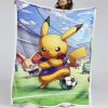 Pikachu spielt Fußball, so cool 2 Decke - Fleecedecke