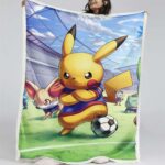 Pikachu spielt Fußball, so cool 2 Decke – Fleecedecke
