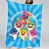 Pinkfong mit der Babyhai-Familie 02 Decke - Fleecedecke