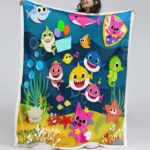 Pinkfong mit der Babyhai-Familie 03 Decke – Fleecedecke