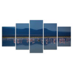 Flamingos suchen spät nachts im afrikanischen Wald nach Futter Leinwandbilder