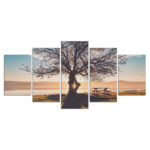 Sonnenlicht bricht durch einen Baum am Rande des Sees Leinwandbilder